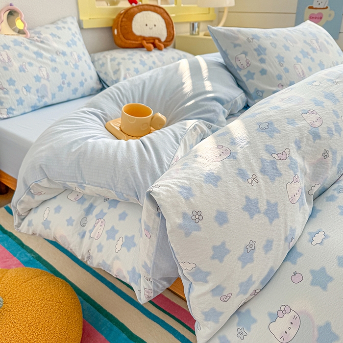 91家纺网 家纺一手货源 找家纺 云玲时尚 2026新款云感双层纱印花四件套 小猫数星星