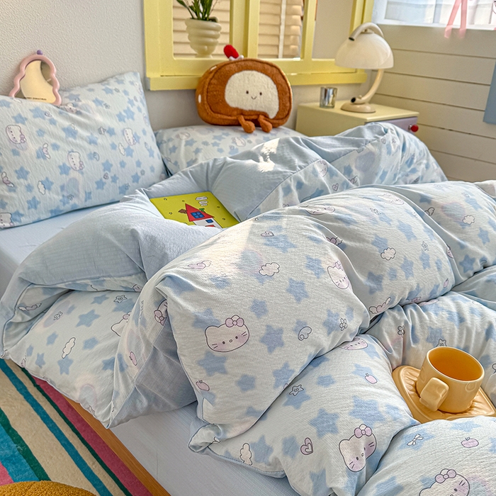 91家纺网 家纺一手货源 找家纺 云玲时尚 2026新款云感双层纱印花四件套 小猫数星星