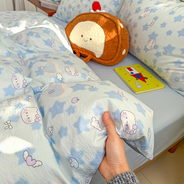 91家纺网 家纺一手货源 找家纺 云玲时尚 2026新款云感双层纱印花四件套 小猫数星星