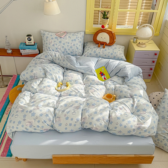 91家纺网 家纺一手货源 找家纺 云玲时尚 2026新款云感双层纱印花四件套 小猫数星星