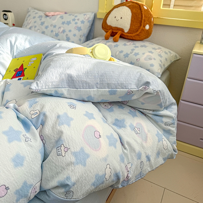 91家纺网 家纺一手货源 找家纺 云玲时尚 2026新款云感双层纱印花四件套 小猫数星星