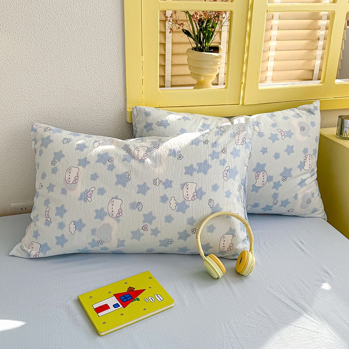 91家纺网 家纺一手货源 找家纺 云玲时尚 2026新款云感双层纱印花四件套 小猫数星星