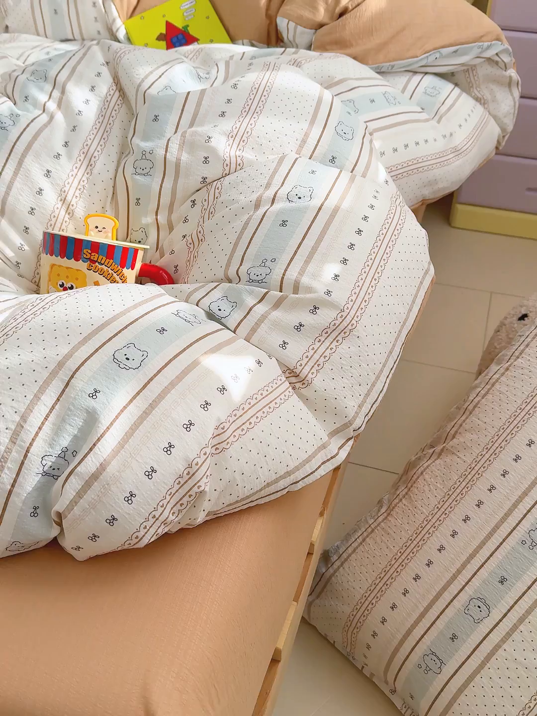 91家纺网 家纺一手货源 找家纺 云玲时尚 2026新款云感双层纱印花四件套 小熊奶盖