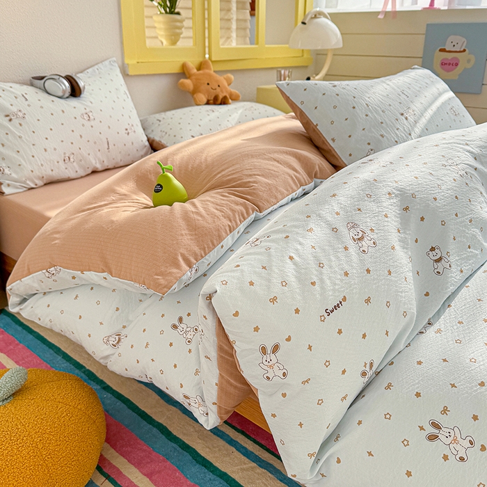 91家纺网 家纺一手货源 找家纺 云玲时尚 2026新款云感双层纱印花四件套 星星屁屁兔