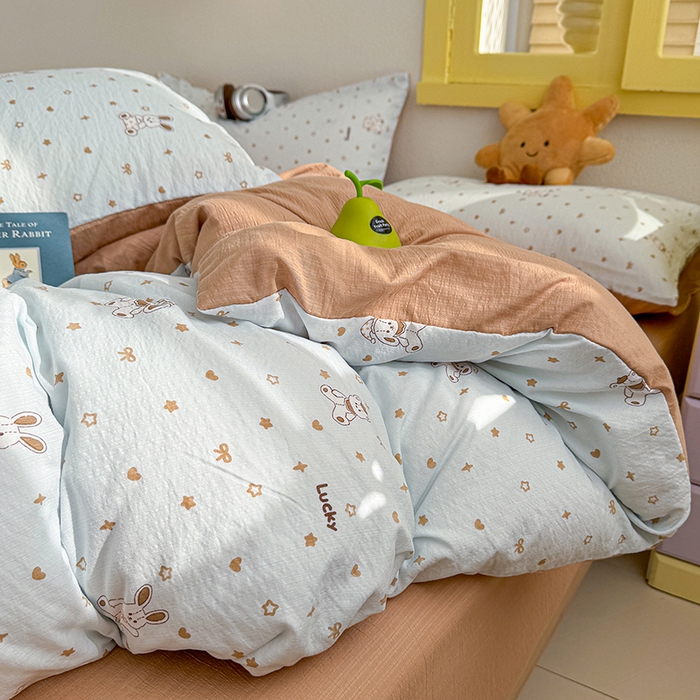 91家纺网 家纺一手货源 找家纺 云玲时尚 2026新款云感双层纱印花四件套 星星屁屁兔