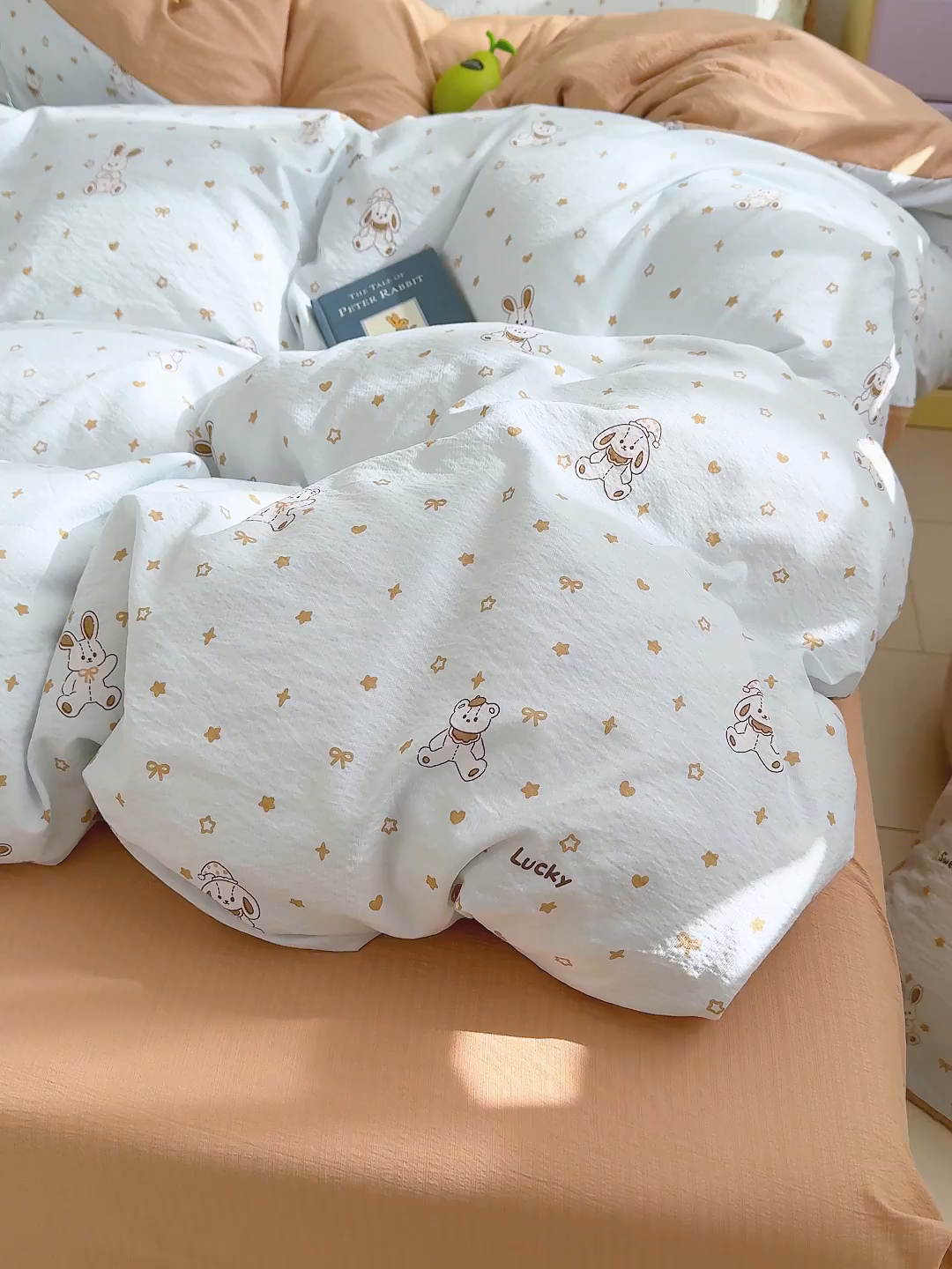 91家纺网 家纺一手货源 找家纺 云玲时尚 2026新款云感双层纱印花四件套 星星屁屁兔