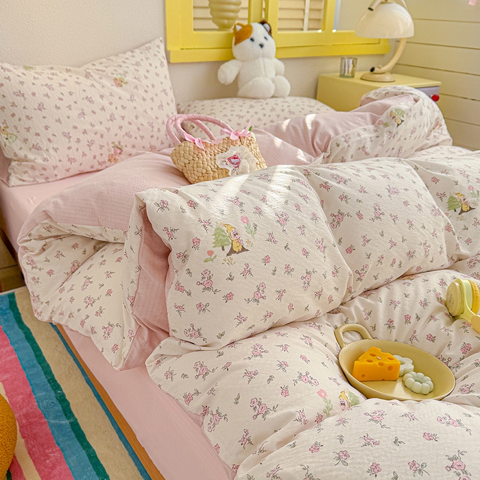 91家纺网 家纺一手货源 找家纺 云玲时尚 2026新款云感双层纱印花四件套 星星人后花园