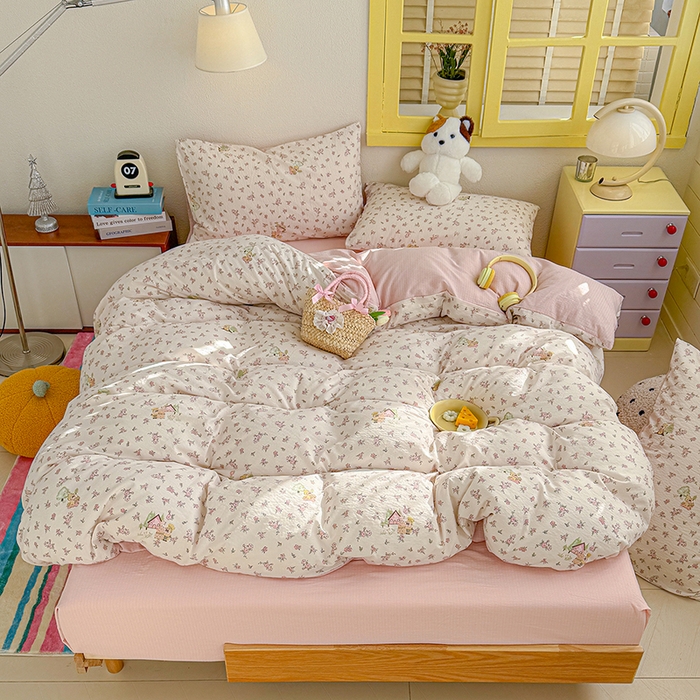 91家纺网 家纺一手货源 找家纺 云玲时尚 2026新款云感双层纱印花四件套 星星人后花园