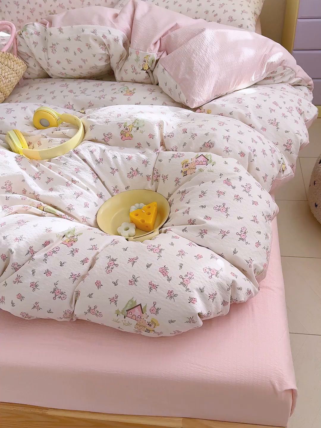 91家纺网 家纺一手货源 找家纺 云玲时尚 2026新款云感双层纱印花四件套 星星人后花园