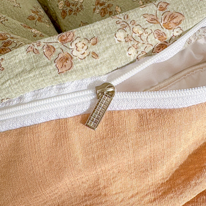 91家纺网 家纺一手货源 找家纺 云玲时尚 2026新款云感双层纱印花四件套 棕韵梦境