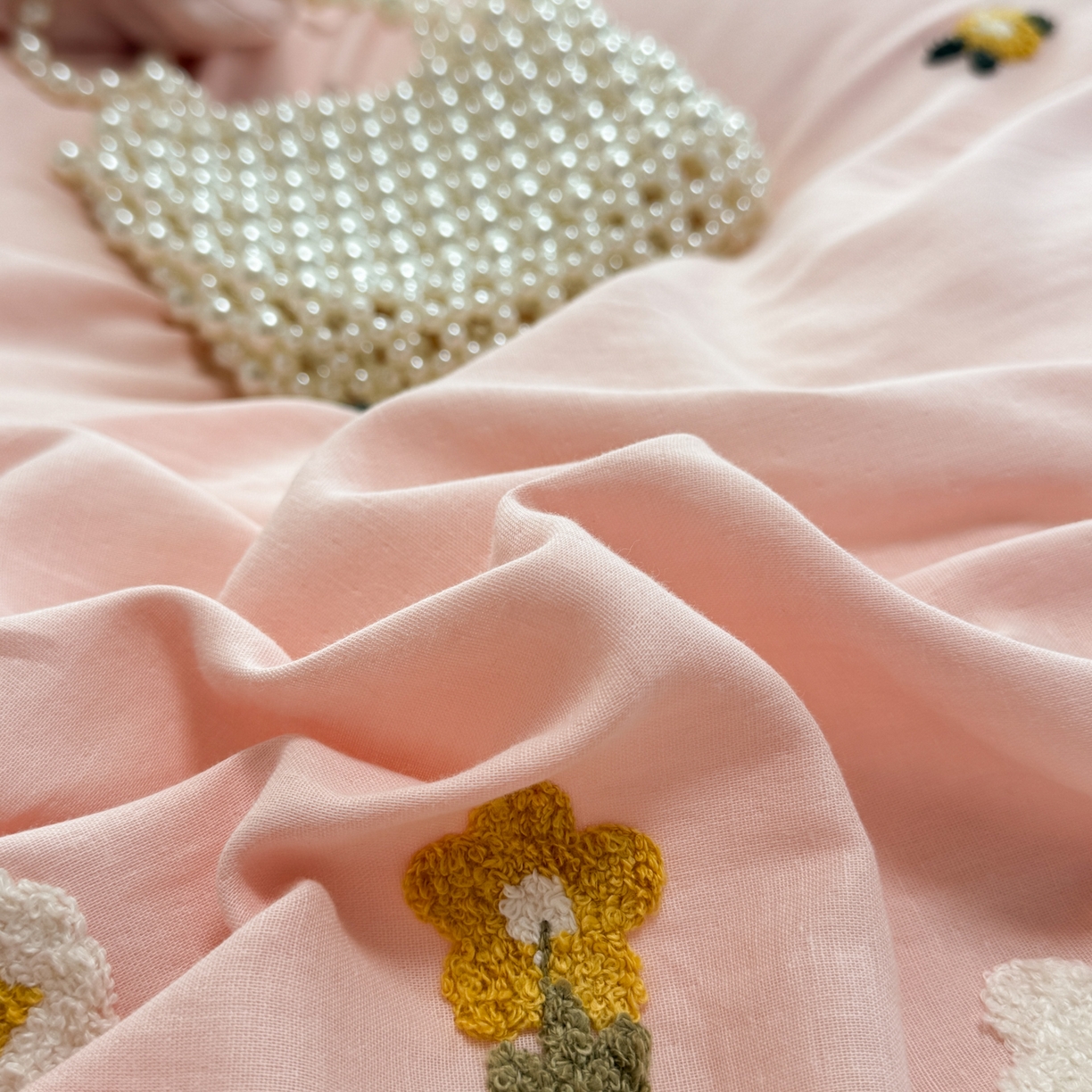 91家纺网 家纺一手货源 找家纺 懒猫家纺 2026新款双层纱刺绣四件套 花溪-粉