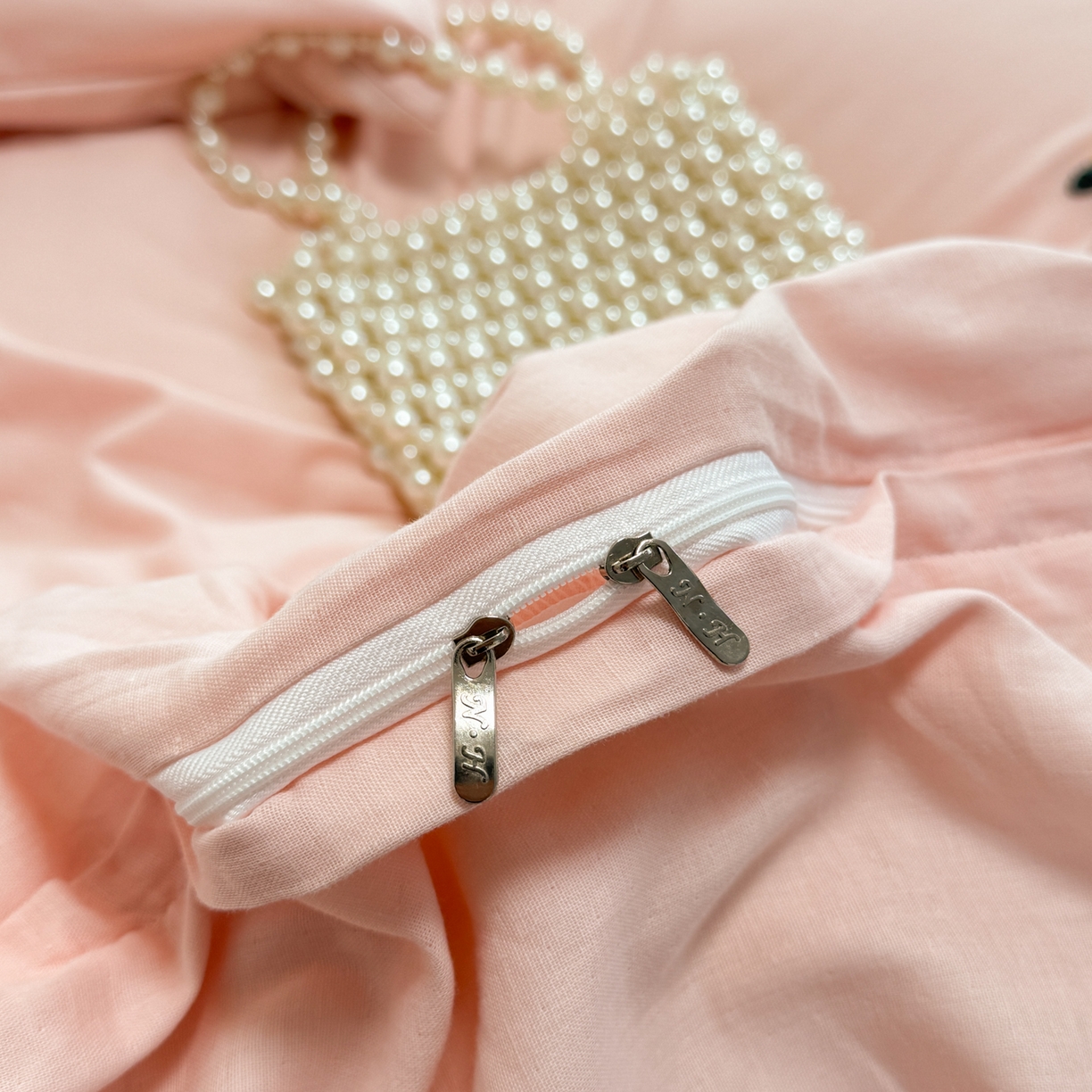 91家纺网 家纺一手货源 找家纺 懒猫家纺 2026新款双层纱刺绣四件套 花溪-粉