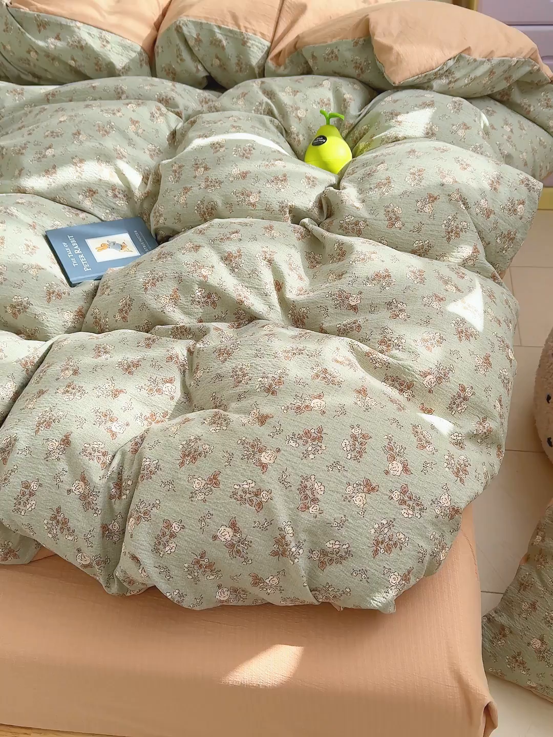 91家纺网 家纺一手货源 找家纺 云玲时尚 2026新款云感双层纱印花四件套 棕韵梦境