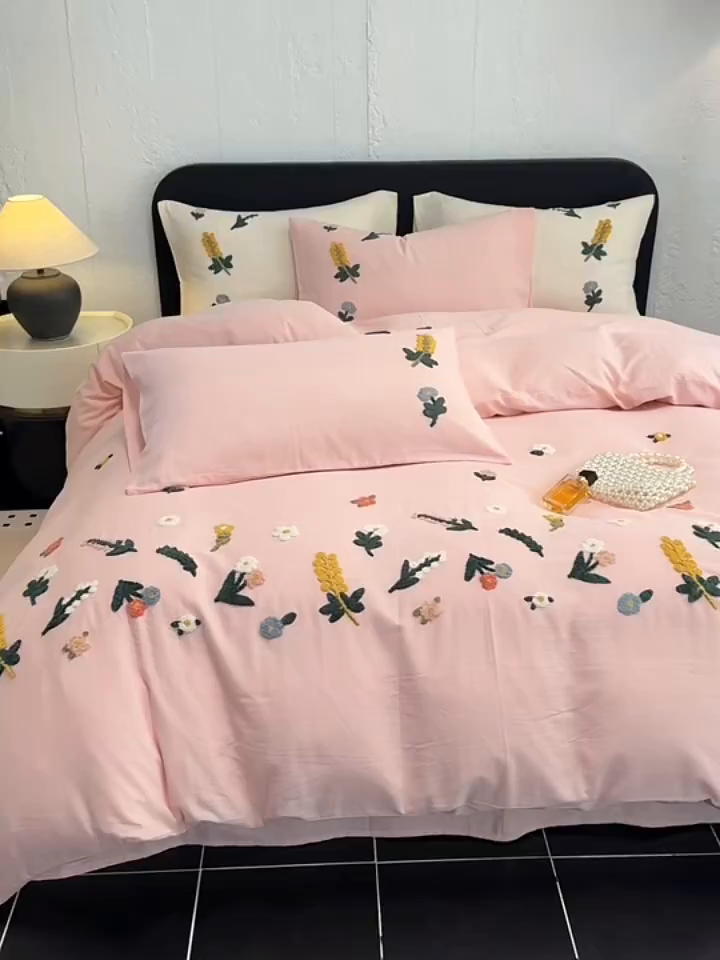 91家纺网 家纺一手货源 找家纺 懒猫家纺 2026新款双层纱刺绣四件套 花溪-粉