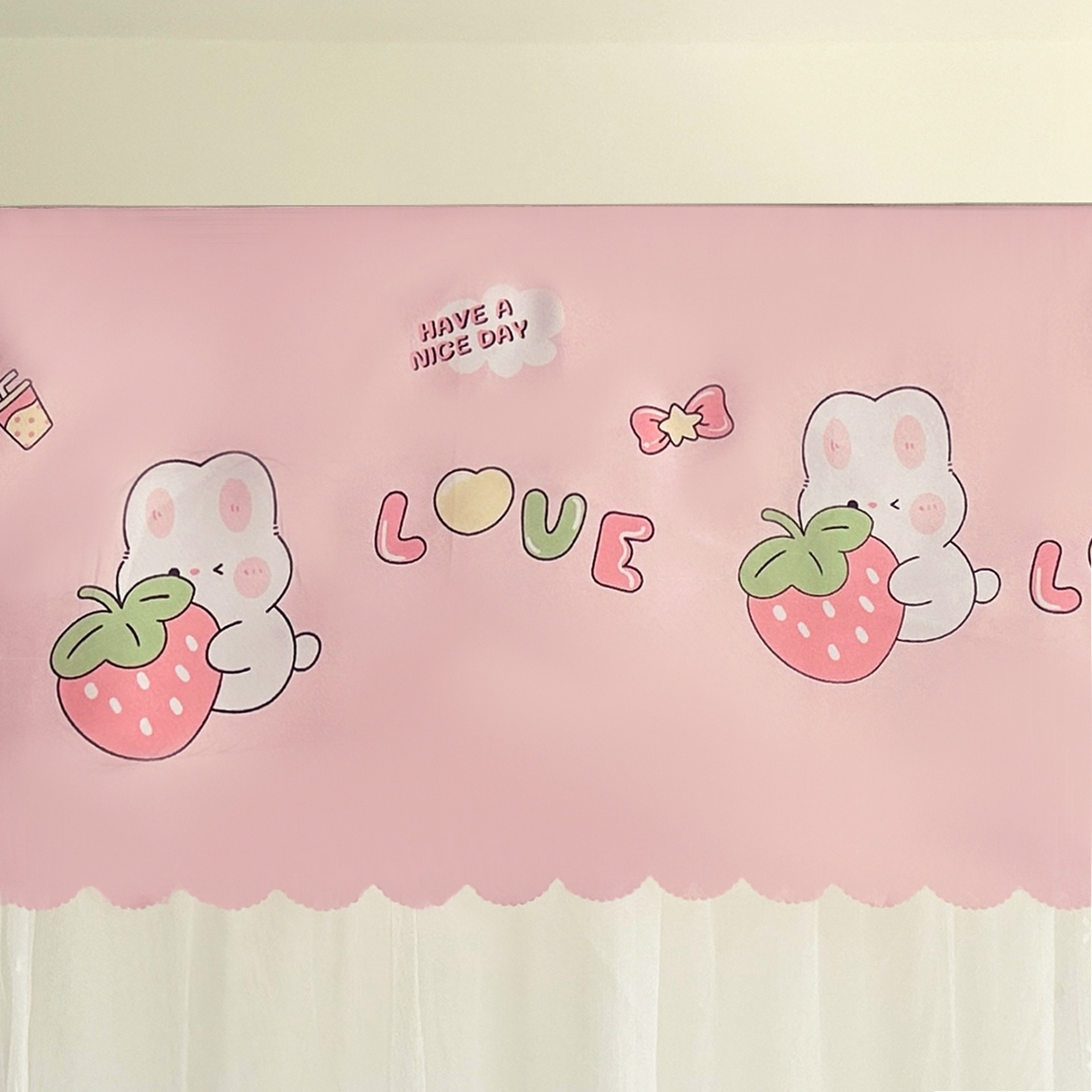 91家纺网 家纺一手货源 找家纺 初心家纺 2026新款宫廷落地印花款蚊帐-场景二 草莓兔