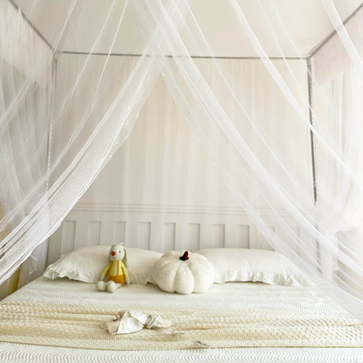 91家纺网 家纺一手货源 找家纺 初心家纺 2026新款宫廷落地印花款蚊帐-场景二 草莓兔