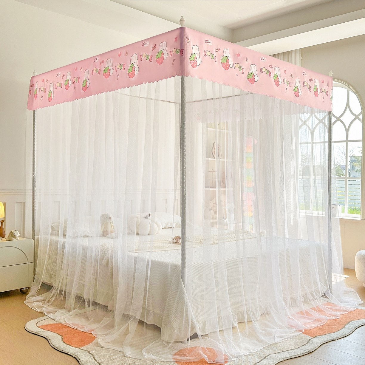 91家纺网 家纺一手货源 找家纺 初心家纺 2026新款宫廷落地印花款蚊帐-场景二 草莓兔