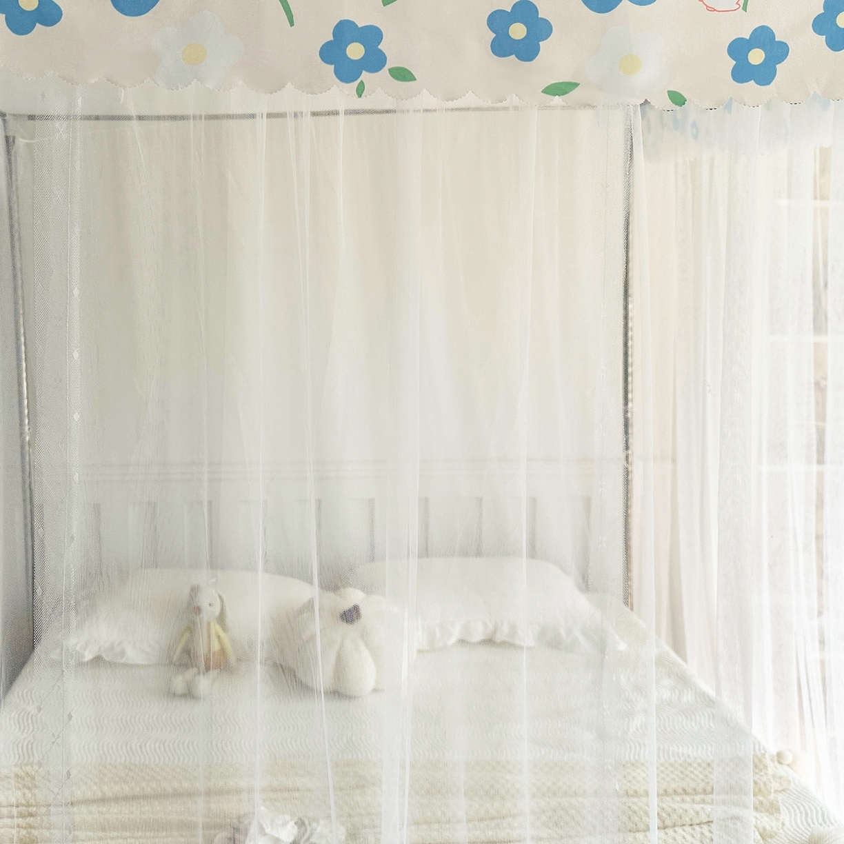 91家纺网 家纺一手货源 找家纺 初心家纺 2026新款宫廷落地印花款蚊帐-场景二 花田趣事