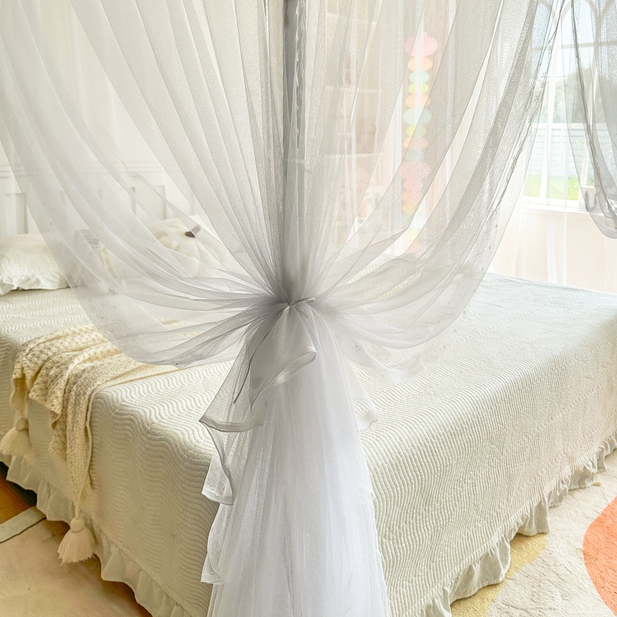 91家纺网 家纺一手货源 找家纺 初心家纺 2026新款宫廷落地印花款蚊帐-场景二 花田趣事