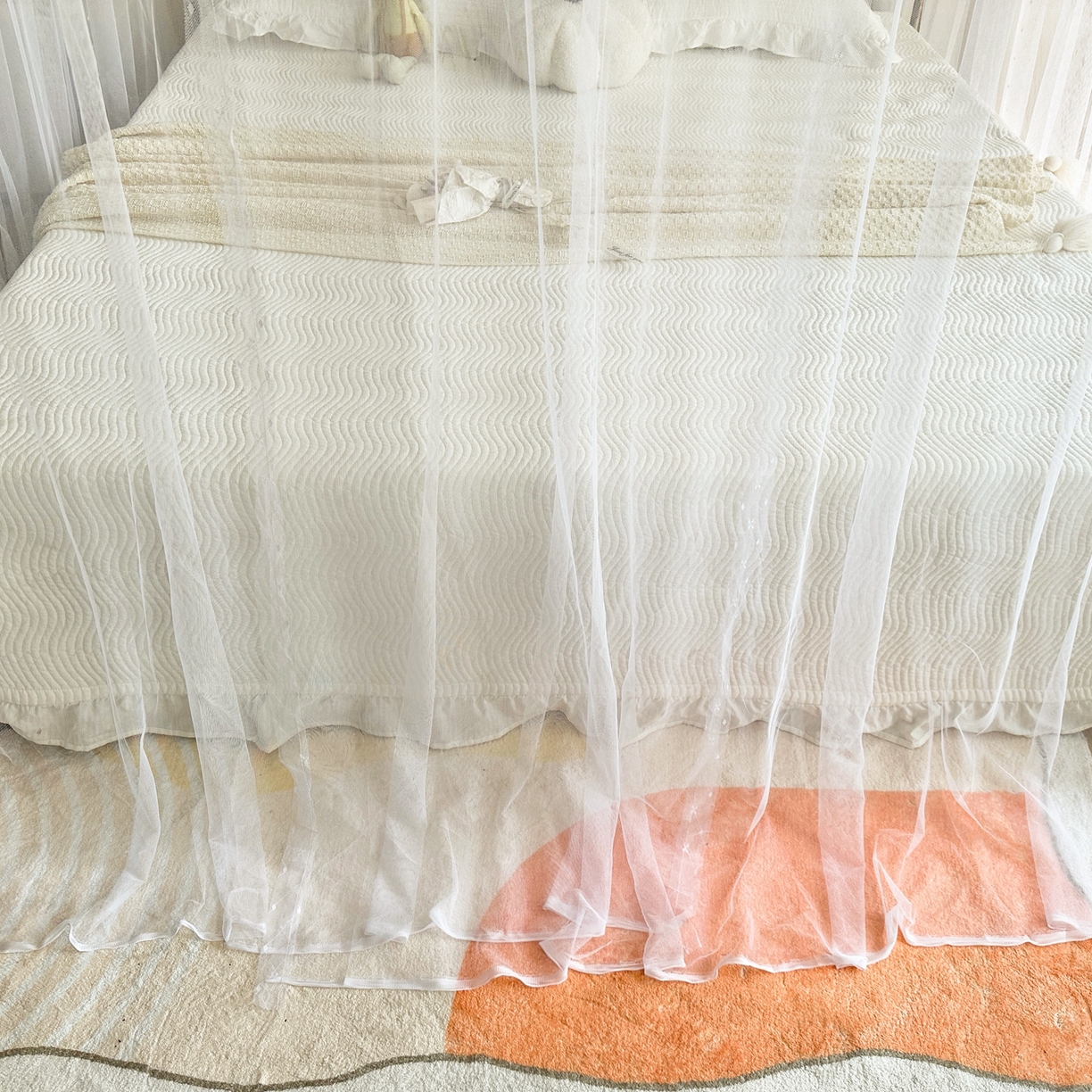 91家纺网 家纺一手货源 找家纺 初心家纺 2026新款宫廷落地印花款蚊帐-场景二 花田趣事