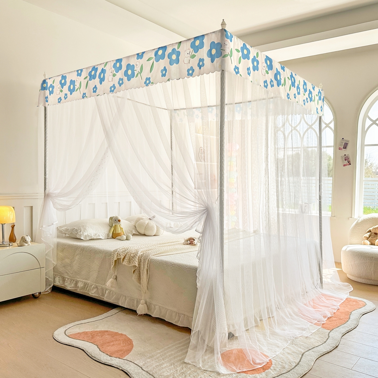 91家纺网 家纺一手货源 找家纺 初心家纺 2026新款宫廷落地印花款蚊帐-场景二 花田趣事