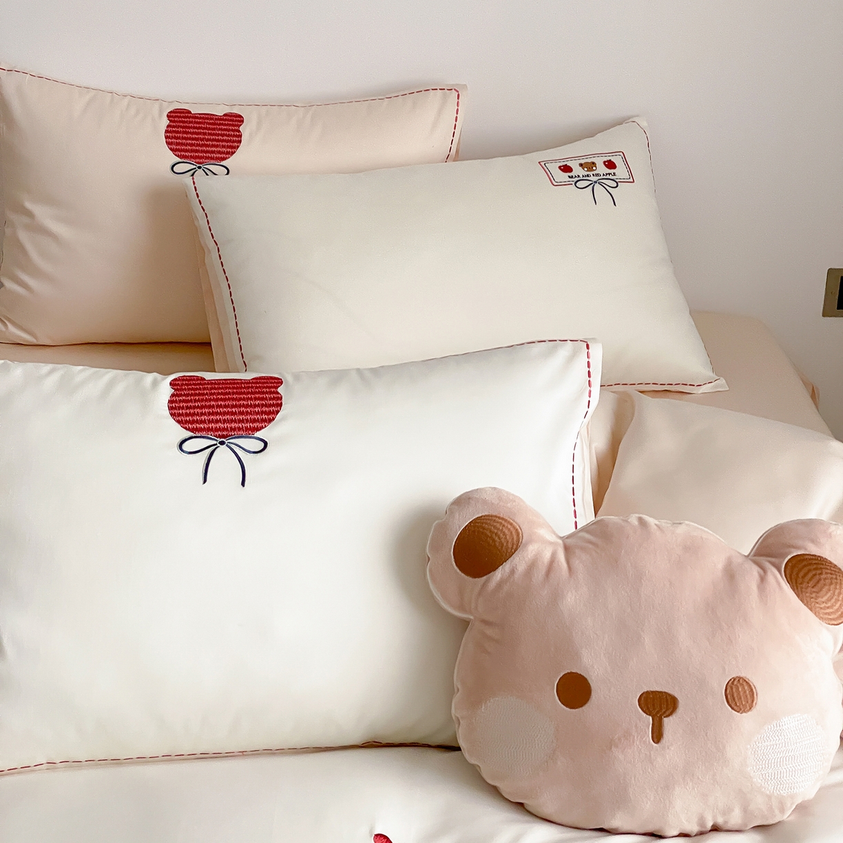 91家纺网 家纺一手货源 找家纺 （总）极简 2026新款100s长绒棉刺绣四件套-甜莓小熊