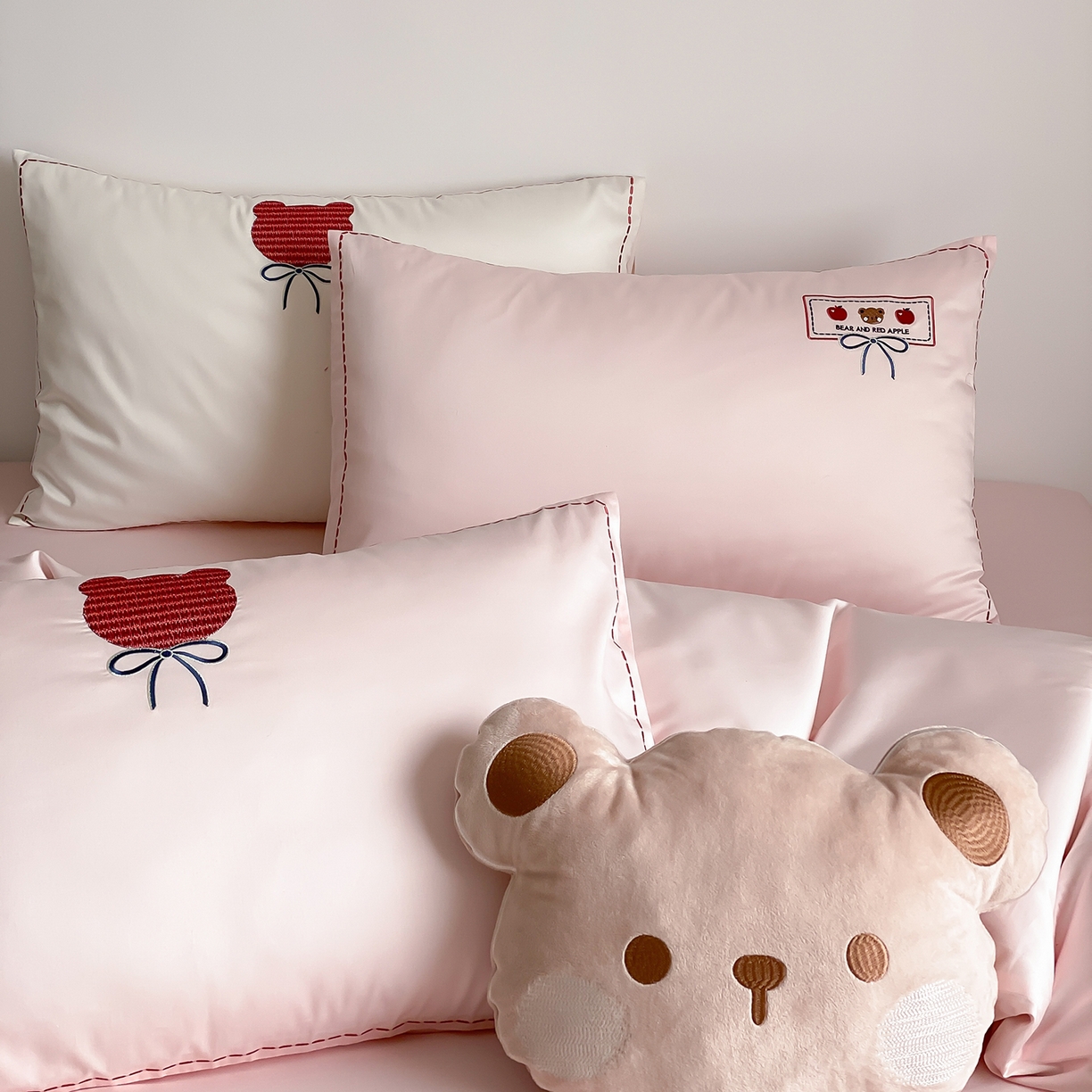 91家纺网 家纺一手货源 找家纺 极简 2026新款100s长绒棉刺绣四件套-甜莓小熊 甜莓小熊-粉