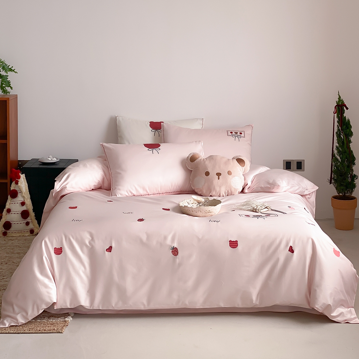 91家纺网 家纺一手货源 找家纺 极简 2026新款100s长绒棉刺绣四件套-甜莓小熊 甜莓小熊-粉