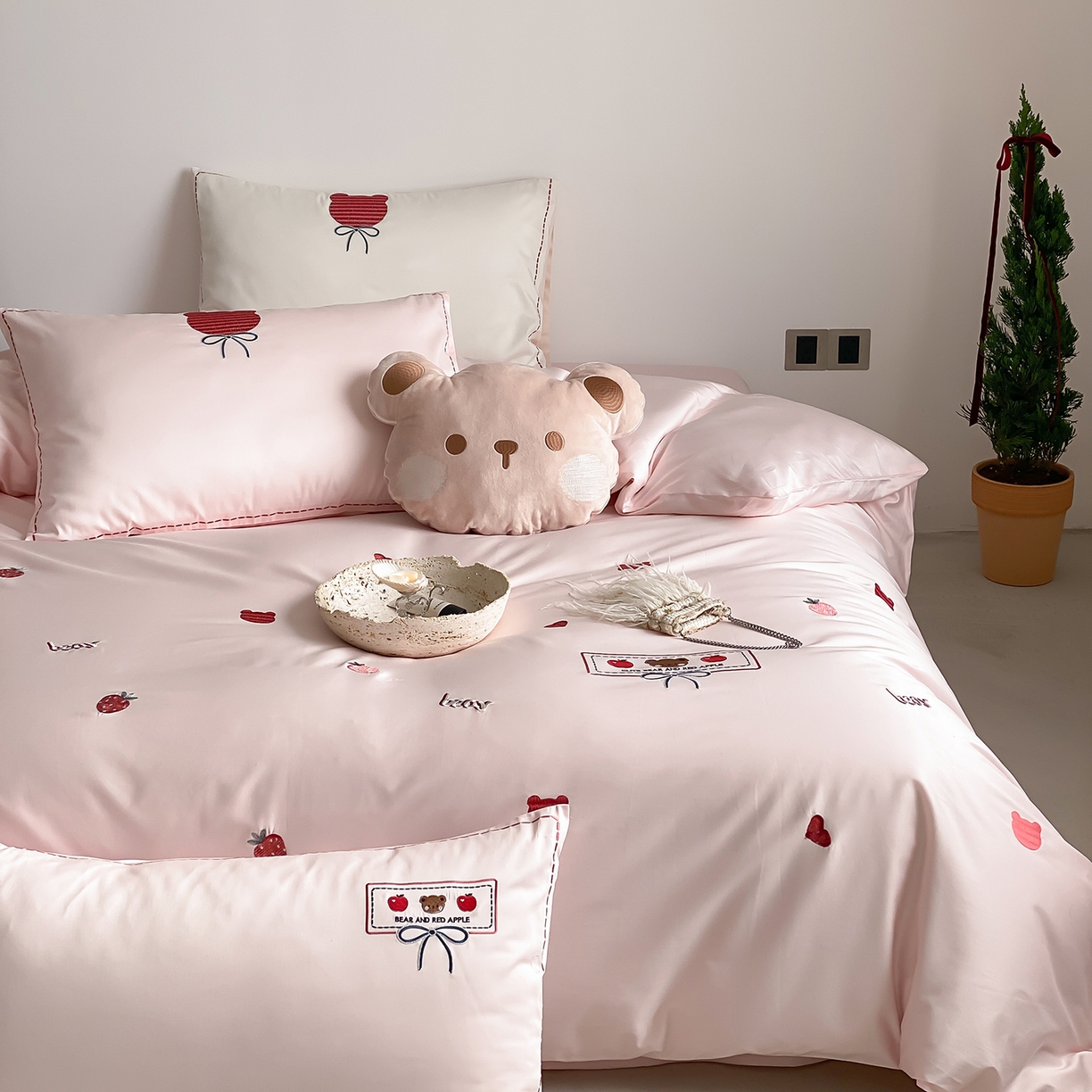 91家纺网 家纺一手货源 找家纺 极简 2026新款100s长绒棉刺绣四件套-甜莓小熊 甜莓小熊-粉
