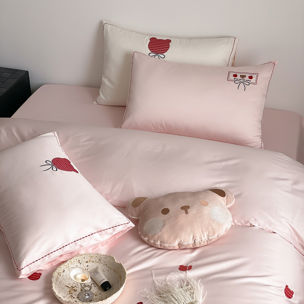 91家纺网 家纺一手货源 找家纺 极简 2026新款100s长绒棉刺绣四件套-甜莓小熊 甜莓小熊-粉