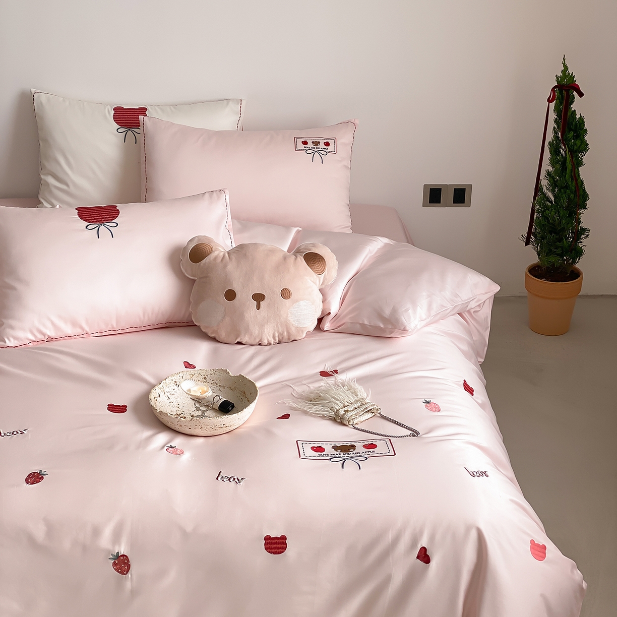 91家纺网 家纺一手货源 找家纺 极简 2026新款100s长绒棉刺绣四件套-甜莓小熊 甜莓小熊-粉