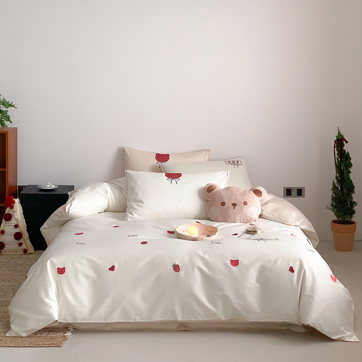 91家纺网 家纺一手货源 找家纺 极简 2026新款100s长绒棉刺绣四件套-甜莓小熊 甜莓小熊-白