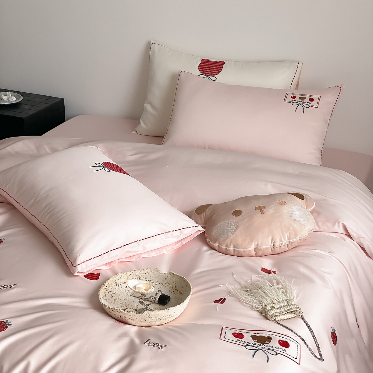 91家纺网 家纺一手货源 找家纺 极简 2026新款100s长绒棉刺绣四件套-甜莓小熊 甜莓小熊-粉