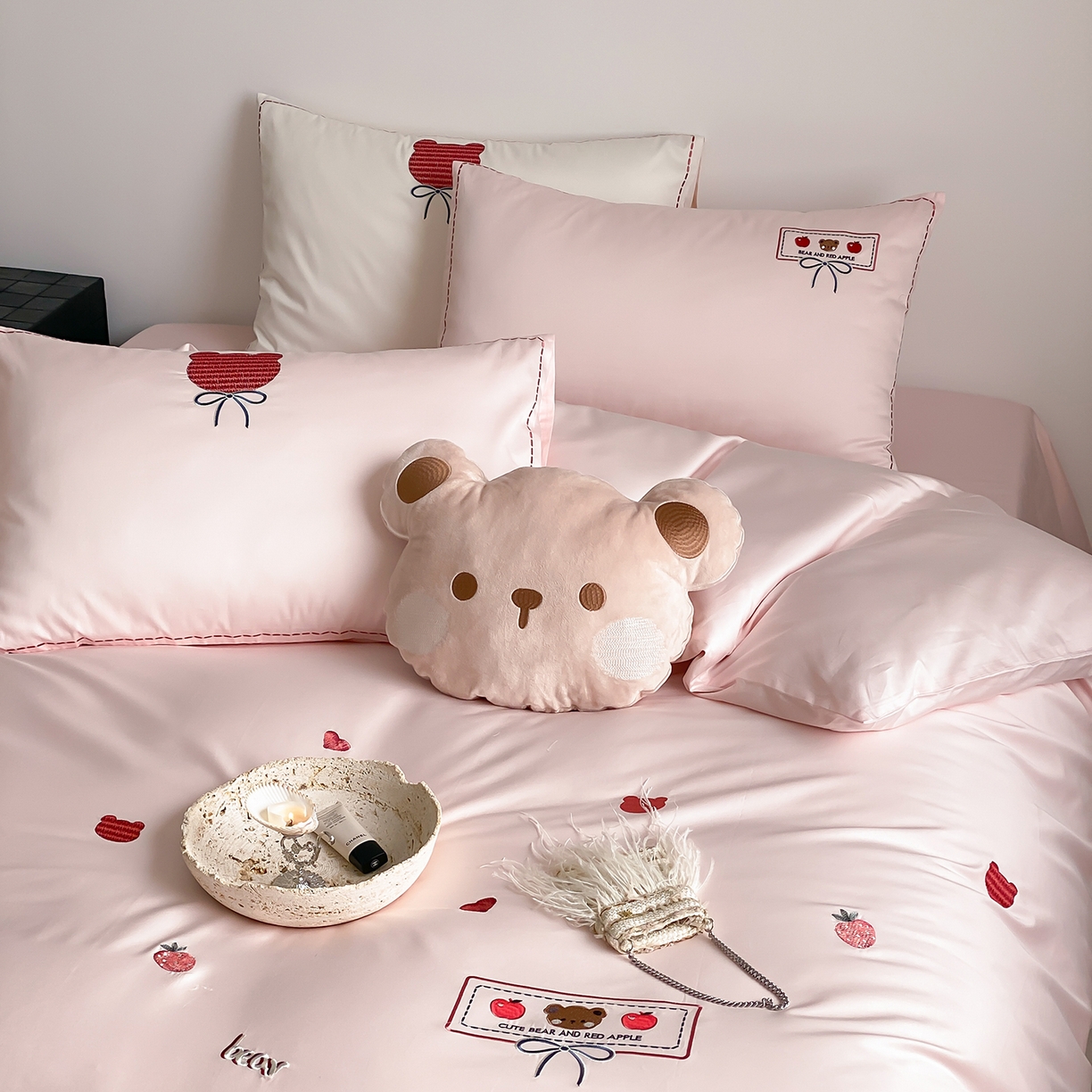 91家纺网 家纺一手货源 找家纺 极简 2026新款100s长绒棉刺绣四件套-甜莓小熊 甜莓小熊-粉