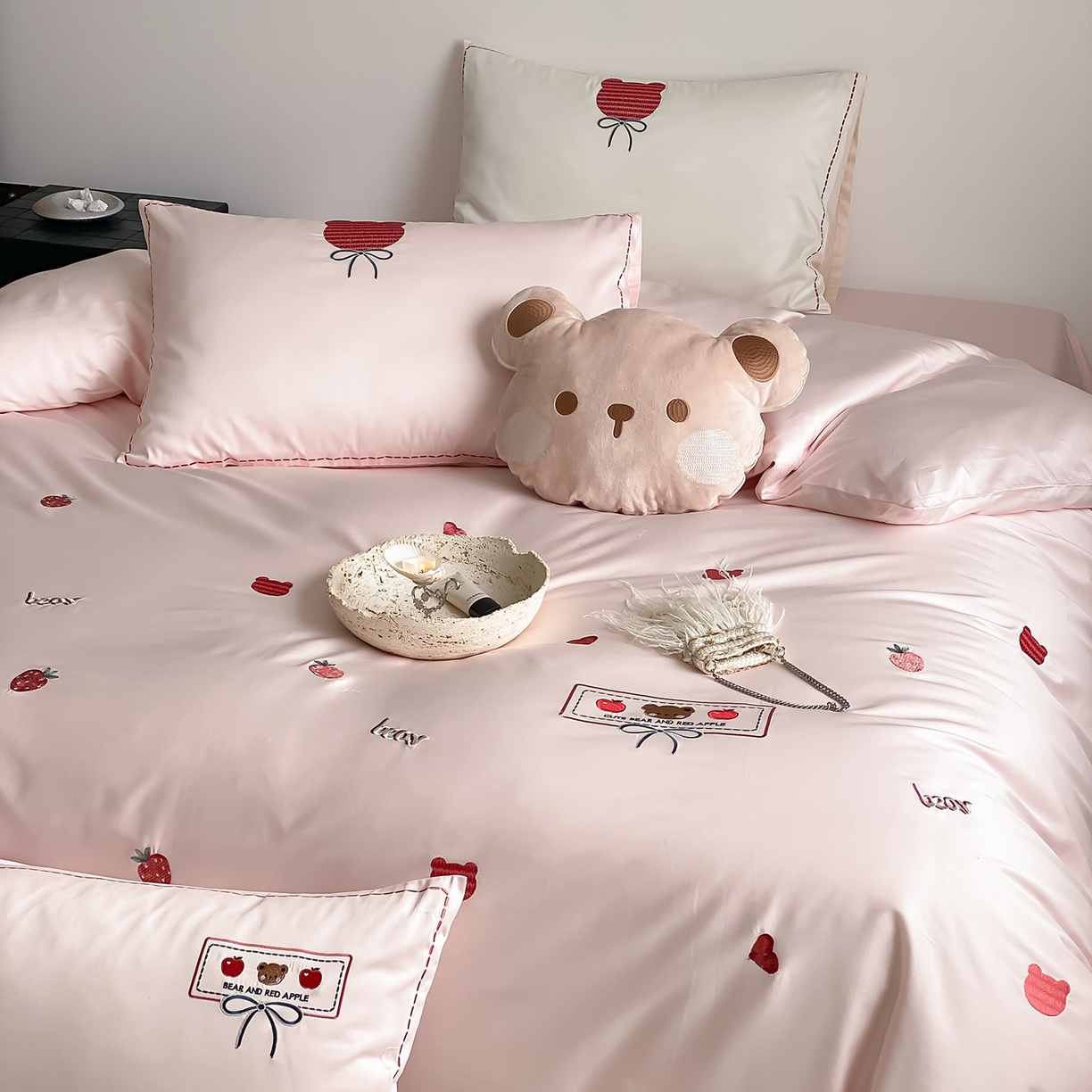 91家纺网 家纺一手货源 找家纺 极简 2026新款100s长绒棉刺绣四件套-甜莓小熊 甜莓小熊-粉