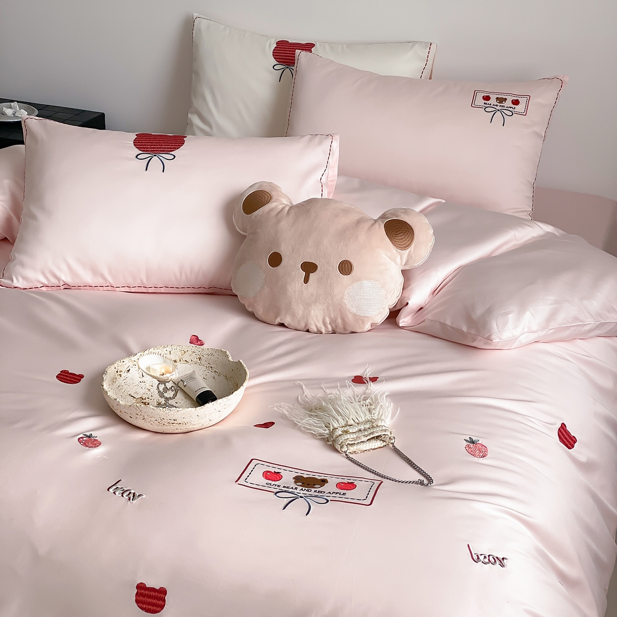 91家纺网 家纺一手货源 找家纺 极简 2026新款100s长绒棉刺绣四件套-甜莓小熊 甜莓小熊-粉