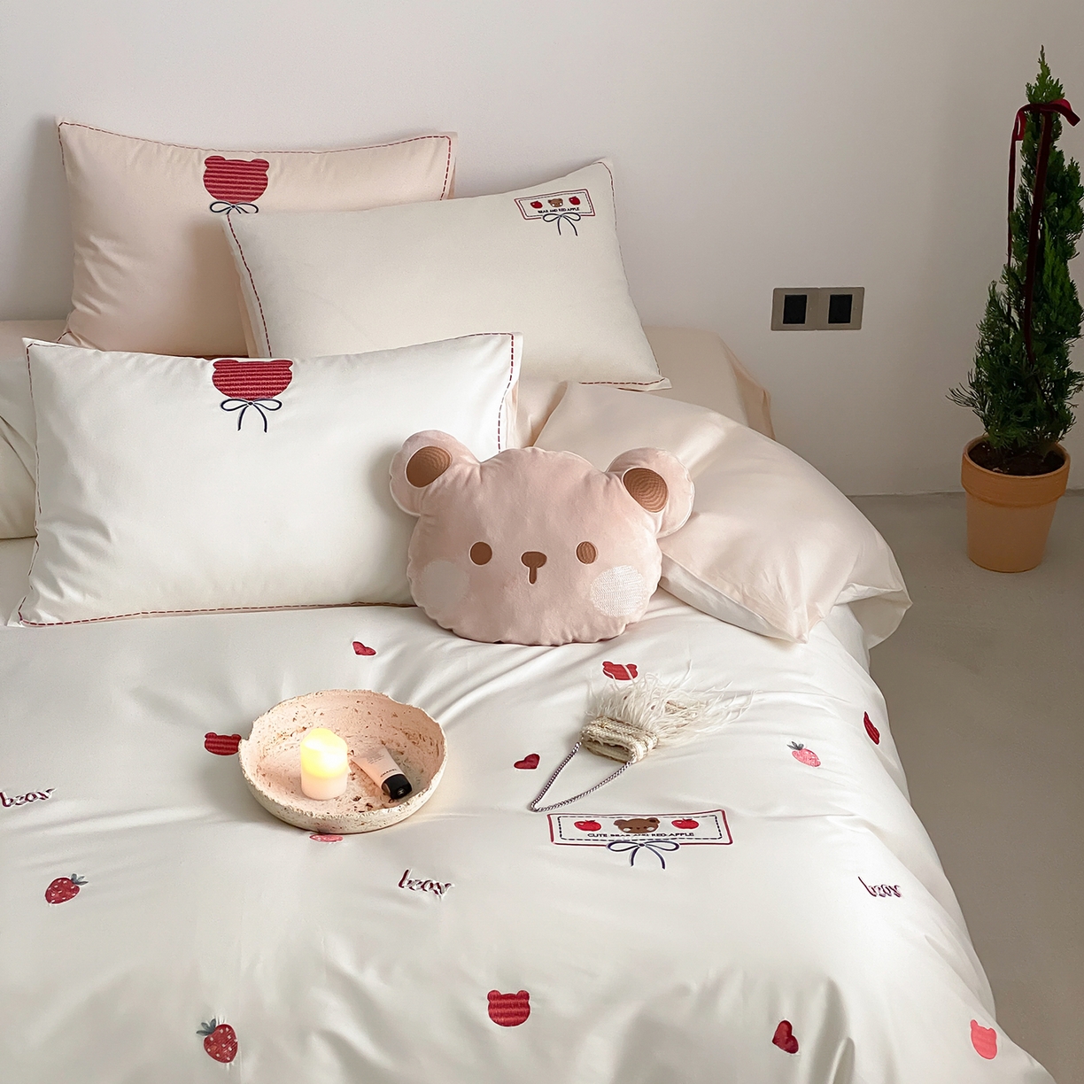 91家纺网 家纺一手货源 找家纺 极简 2026新款100s长绒棉刺绣四件套-甜莓小熊 甜莓小熊-白