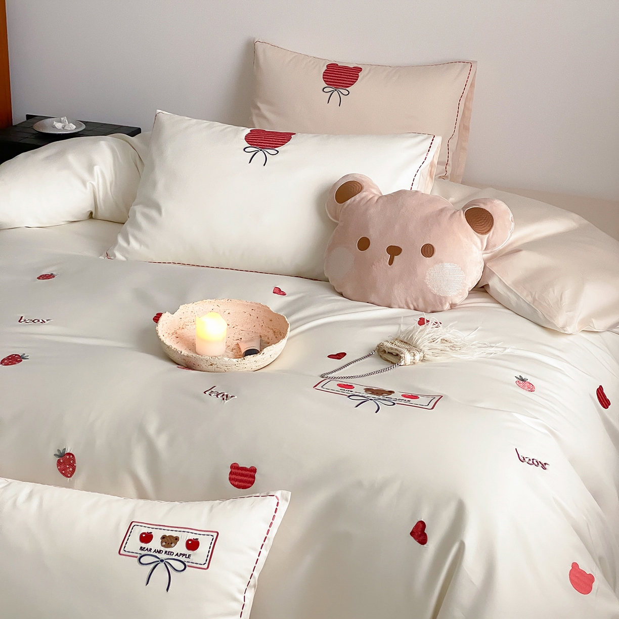 91家纺网 家纺一手货源 找家纺 极简 2026新款100s长绒棉刺绣四件套-甜莓小熊 甜莓小熊-白