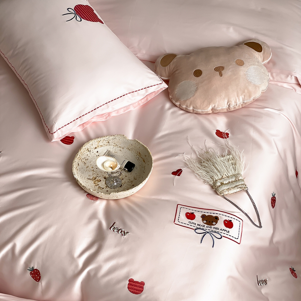 91家纺网 家纺一手货源 找家纺 极简 2026新款100s长绒棉刺绣四件套-甜莓小熊 甜莓小熊-粉