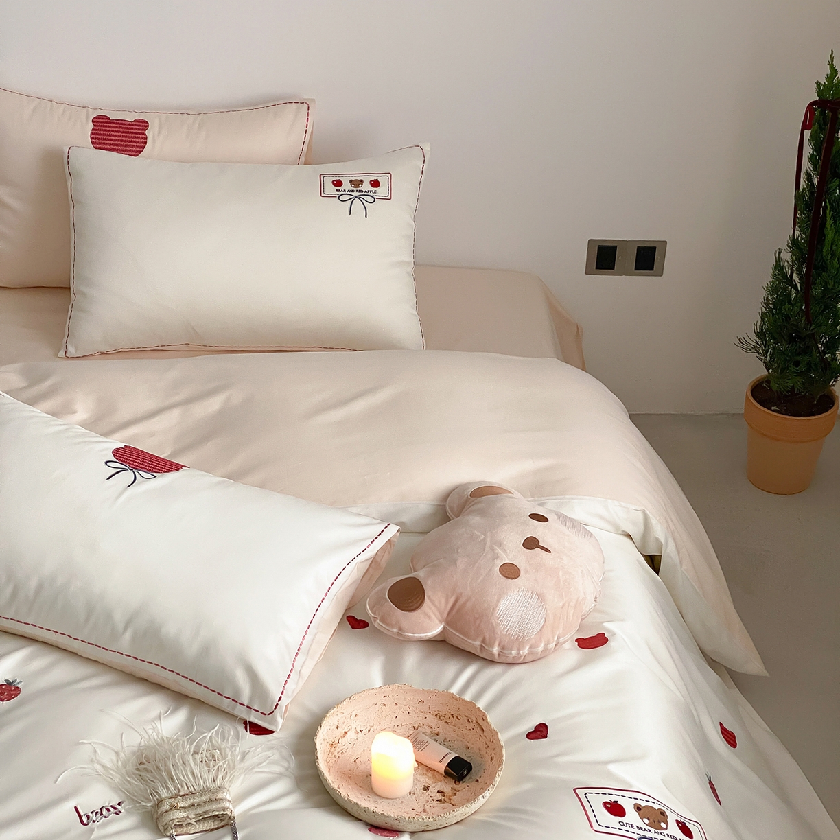 91家纺网 家纺一手货源 找家纺 极简 2026新款100s长绒棉刺绣四件套-甜莓小熊 甜莓小熊-白