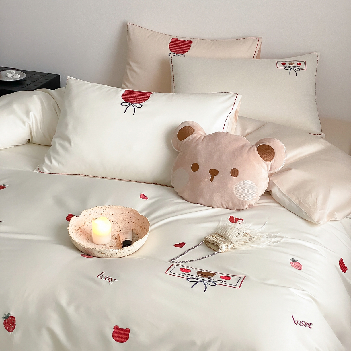 91家纺网 家纺一手货源 找家纺 极简 2026新款100s长绒棉刺绣四件套-甜莓小熊 甜莓小熊-白