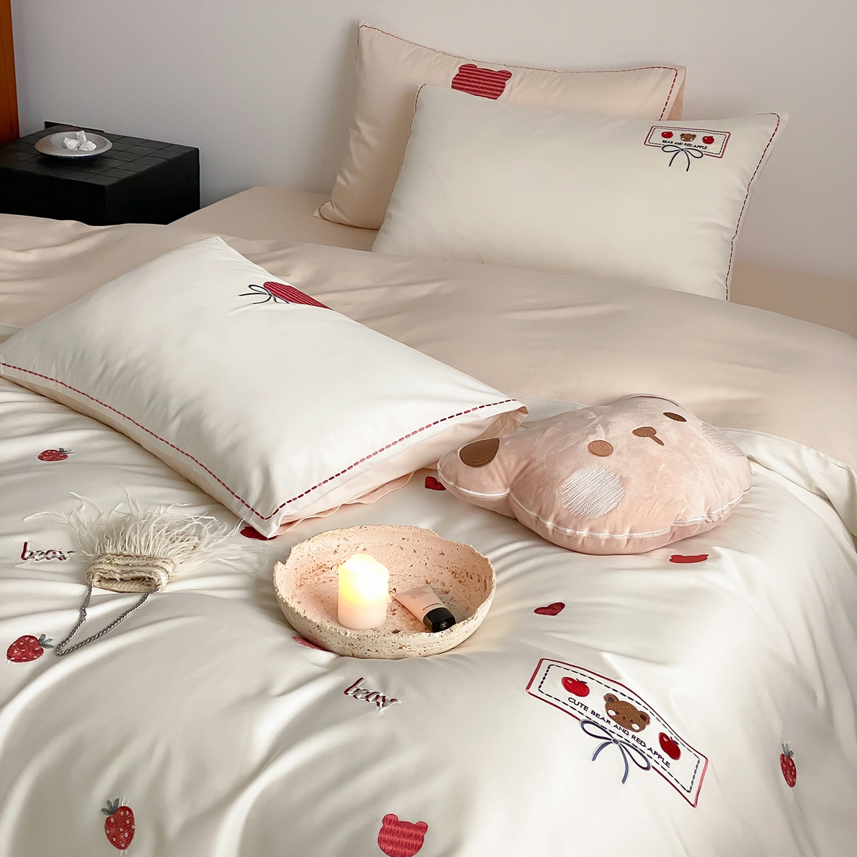 91家纺网 家纺一手货源 找家纺 极简 2026新款100s长绒棉刺绣四件套-甜莓小熊 甜莓小熊-白