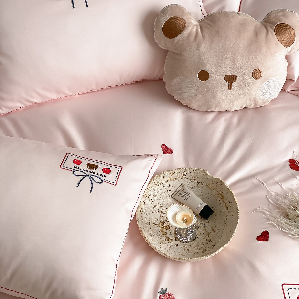 91家纺网 家纺一手货源 找家纺 极简 2026新款100s长绒棉刺绣四件套-甜莓小熊 甜莓小熊-粉