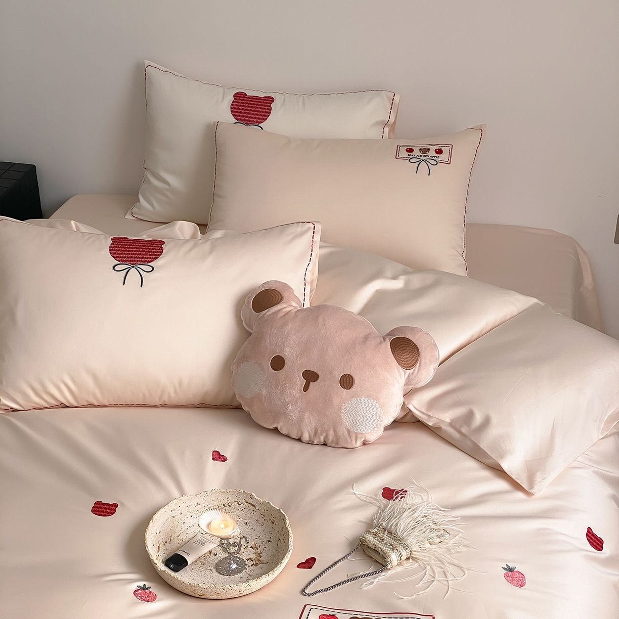 91家纺网 家纺一手货源 找家纺 极简 2026新款100s长绒棉刺绣四件套-甜莓小熊 甜莓小熊-浅咖
