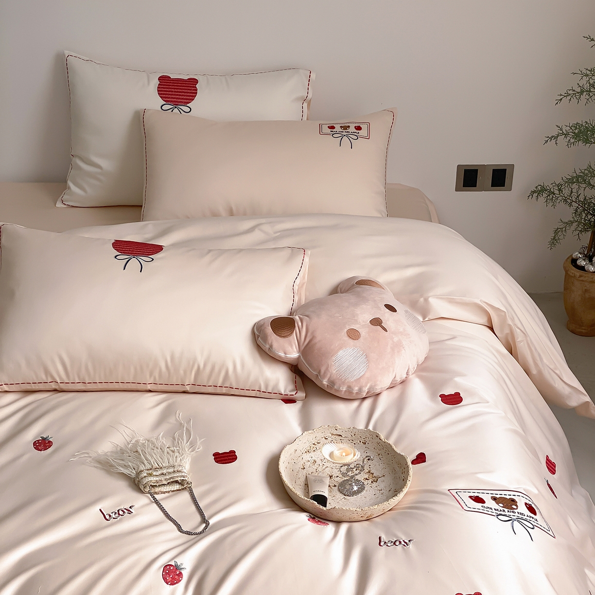 91家纺网 家纺一手货源 找家纺 极简 2026新款100s长绒棉刺绣四件套-甜莓小熊 甜莓小熊-浅咖