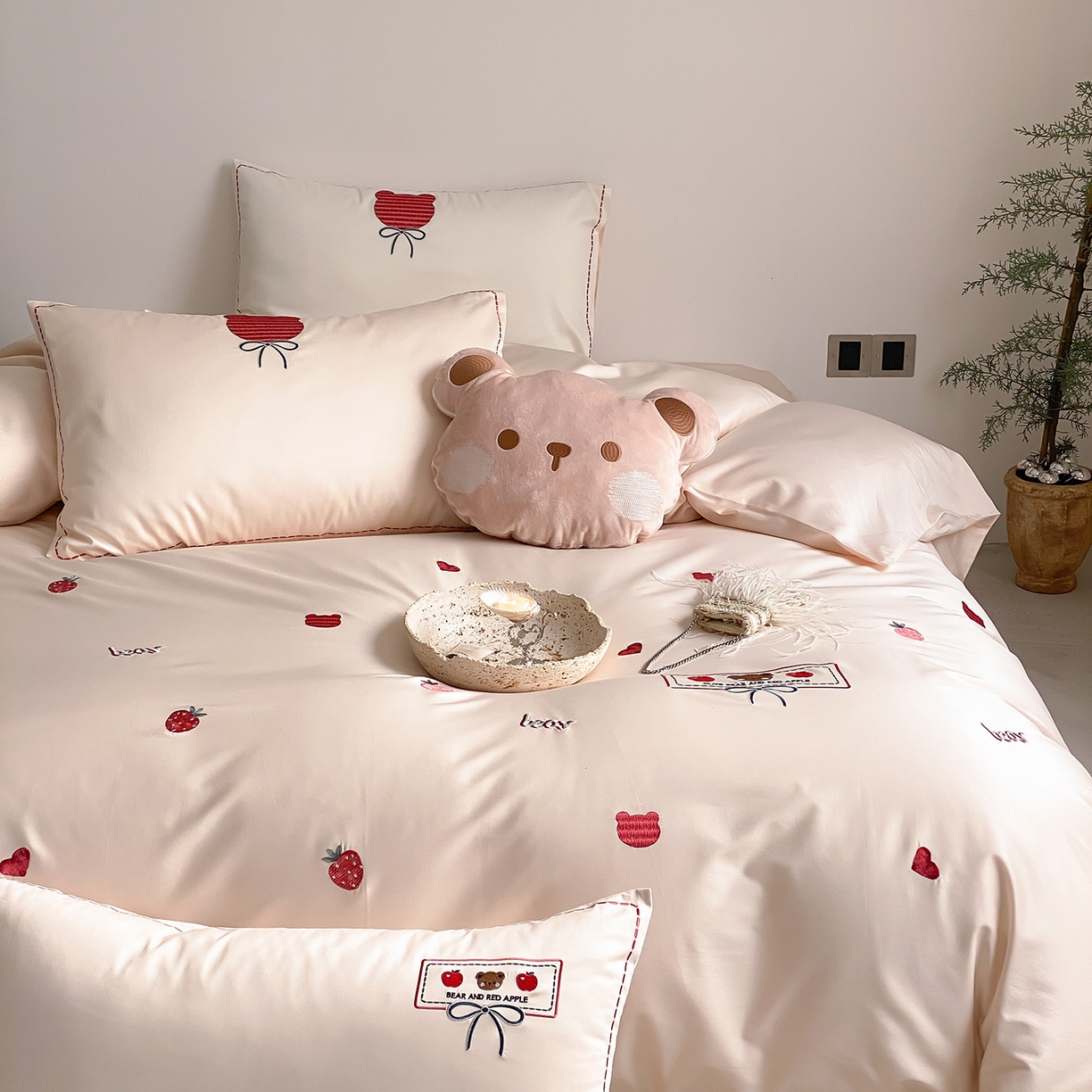 91家纺网 家纺一手货源 找家纺 极简 2026新款100s长绒棉刺绣四件套-甜莓小熊 甜莓小熊-浅咖