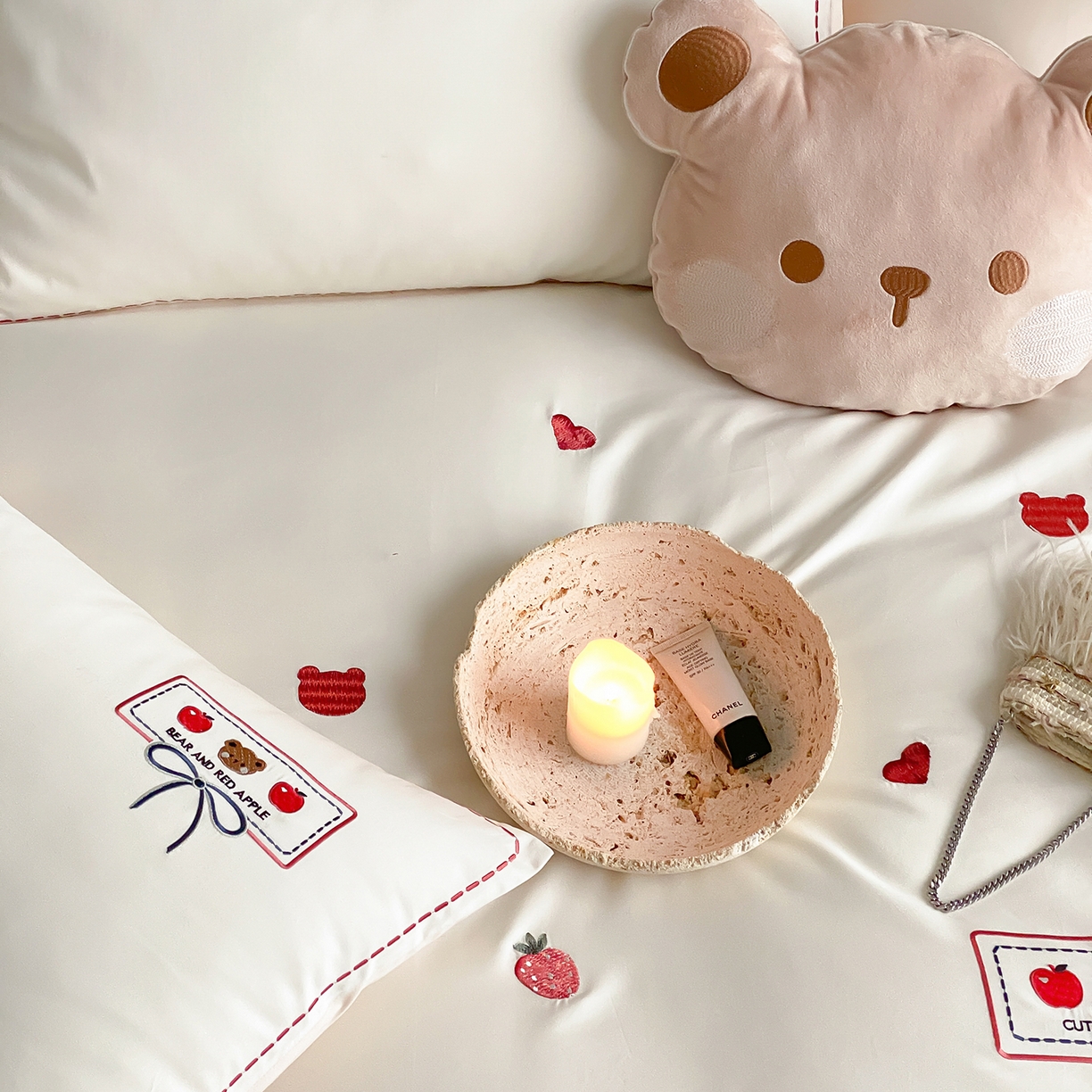 91家纺网 家纺一手货源 找家纺 极简 2026新款100s长绒棉刺绣四件套-甜莓小熊 甜莓小熊-白