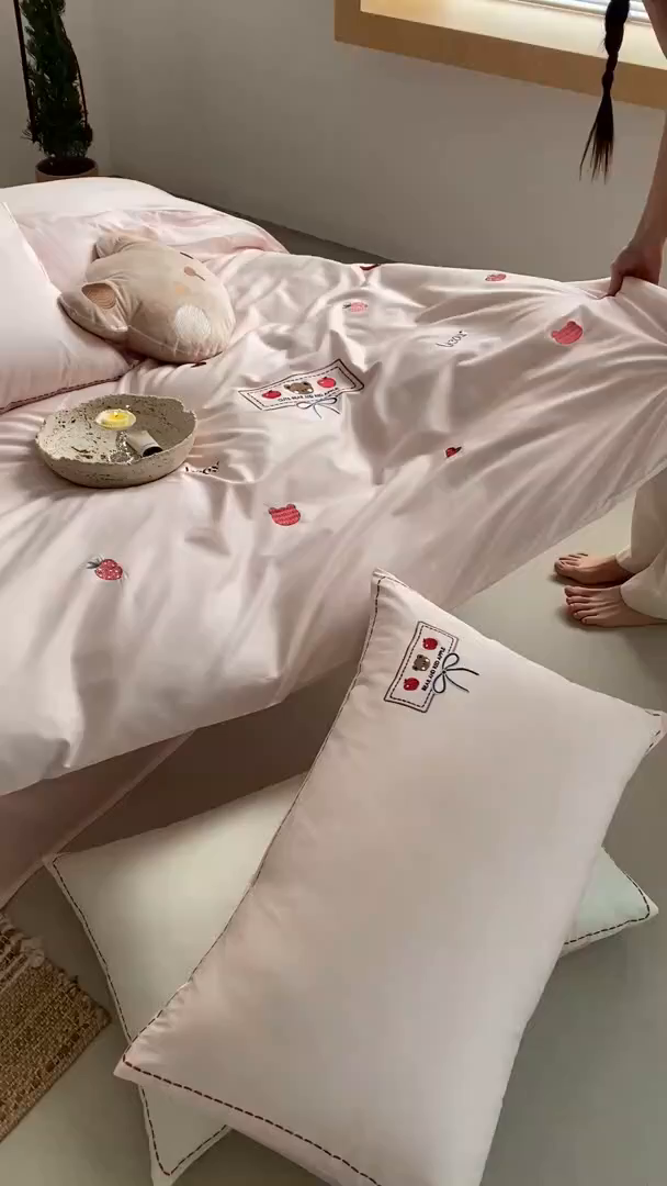 91家纺网 家纺一手货源 找家纺 极简 2026新款100s长绒棉刺绣四件套-甜莓小熊 甜莓小熊-粉