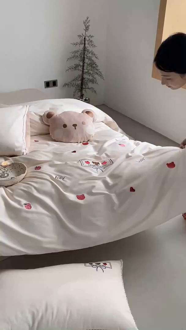 91家纺网 家纺一手货源 找家纺 极简 2026新款100s长绒棉刺绣四件套-甜莓小熊 甜莓小熊-浅咖
