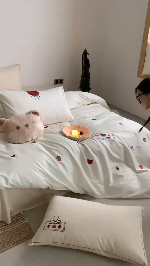 91家纺网 家纺一手货源 找家纺 极简 2026新款100s长绒棉刺绣四件套-甜莓小熊 甜莓小熊-白